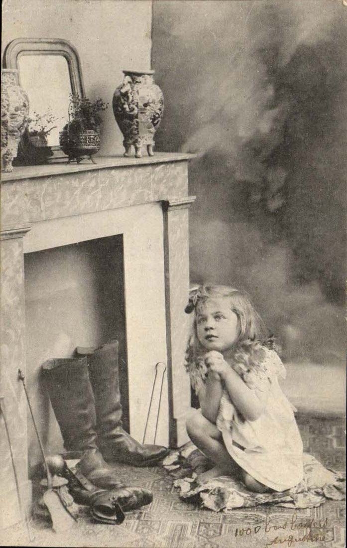 Petite fille près d'une cheminée — photographie studio — éditeur Wood & Auguste