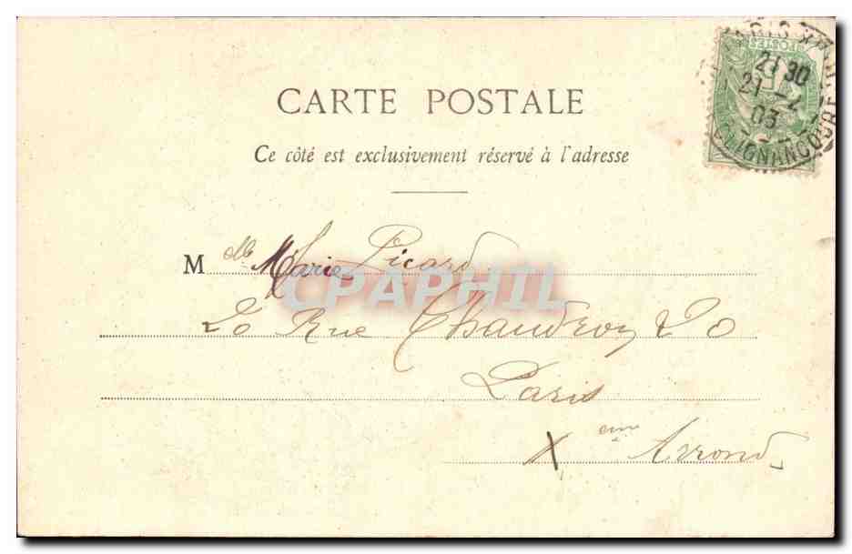 Petite fille près d'une cheminée — photographie studio — éditeur Wood & Auguste — Reverso