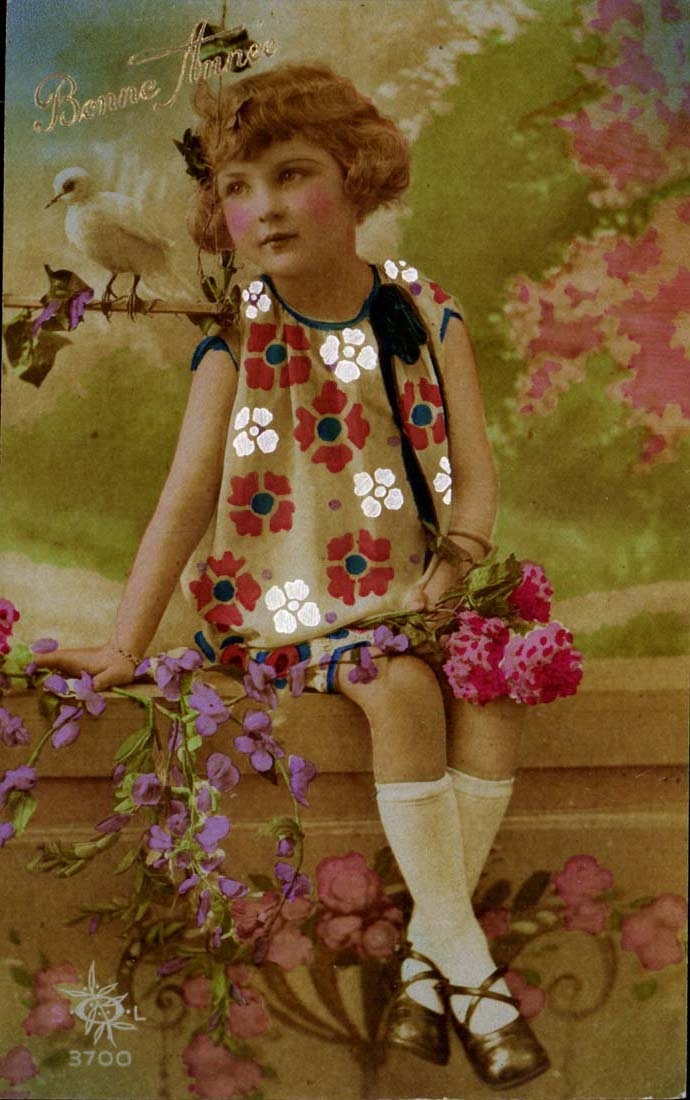 Fille assise parmi les fleurs — Bonne Année — éditeur L, n° 3700