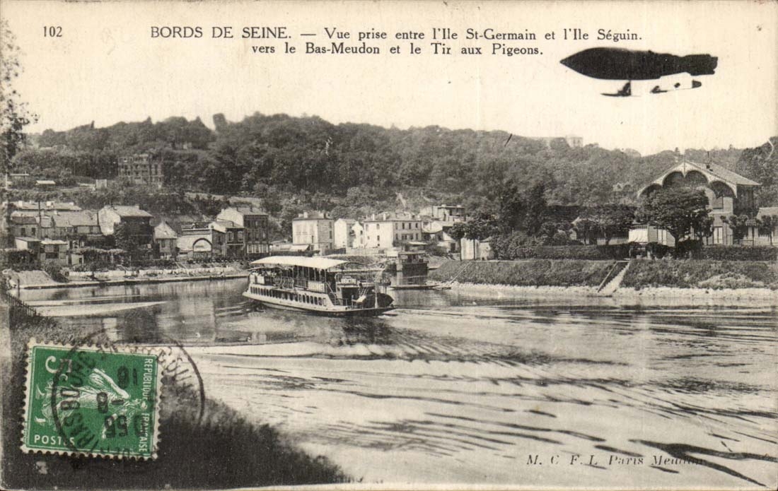 Bords de la Seine CPA Vue prise entre l'ile St Germain et l'ile Seguin vers le Bas Moulin et le tir aux pigeons ballon