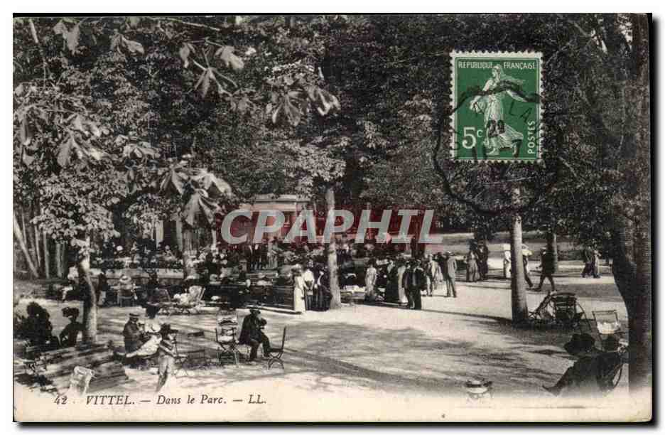Vittel CPA Dans le parc