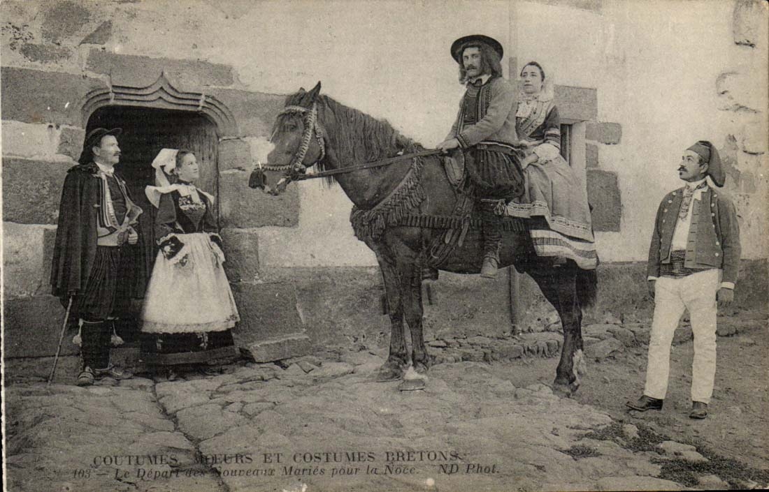 CPA COutumes Moeurs et costumes bretons Le depart des maries pour la noce TOP (cheval couple Bretagne mariage fete)