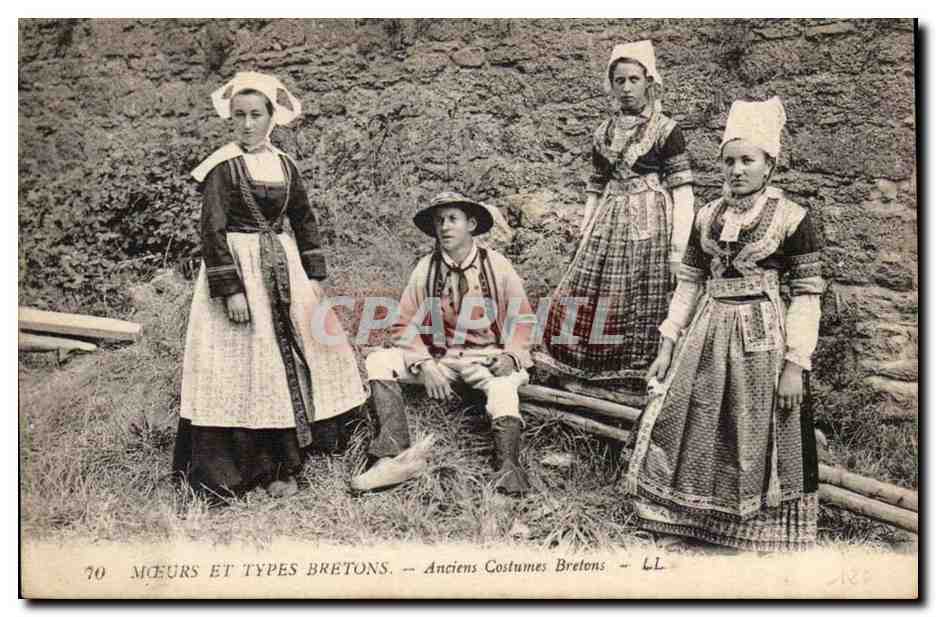 CPA Moeurs et types bretons Anciens costumes bretons (Bretagne folklore) TOP