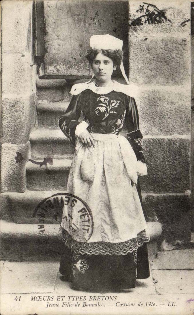 CPA Moeurs et types bretons Jeune fille de Bannolec Costume de fete