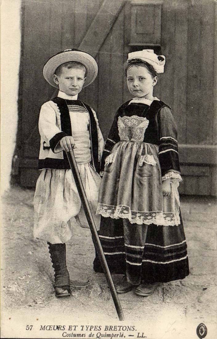 CPA Moeurs et types bretons Costumes de Quimperle (Bretagne) TOP