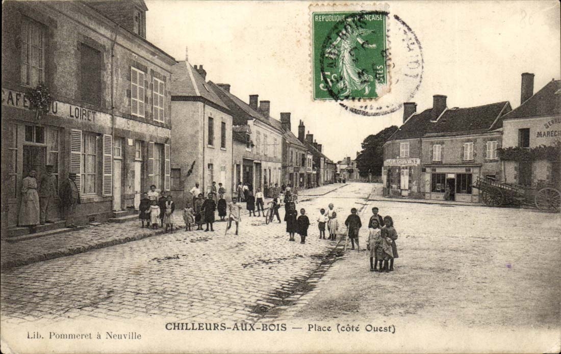 Chilleurs aux Bois CPA Place (cote Ouest)