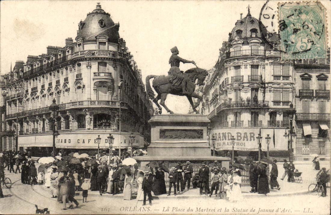 Orleans CPA La place du Martroi et a statue de Jeanne d'arc