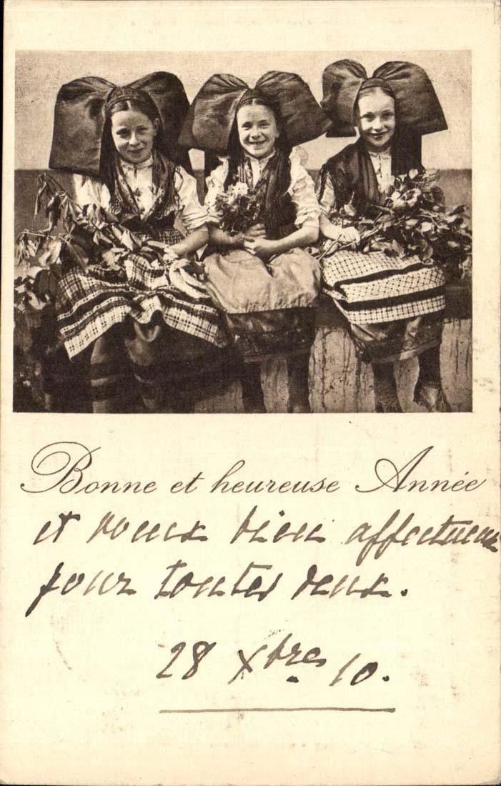 Trois jeunes filles en costume traditionnel — carte de vœux — éditeur inconnu