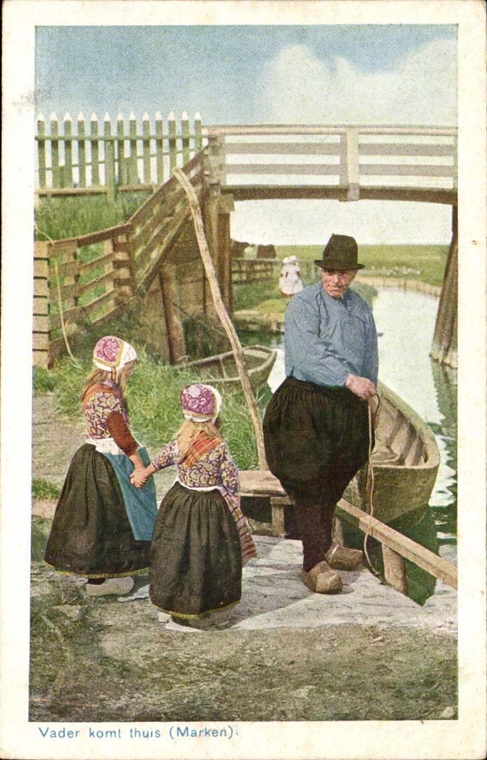 Pays Pas Netherlands Vader komt thuis (folklore costumes)