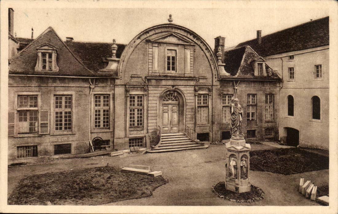 Flavigny CPA Petit seminaire Saint Bernard La cour d'entree