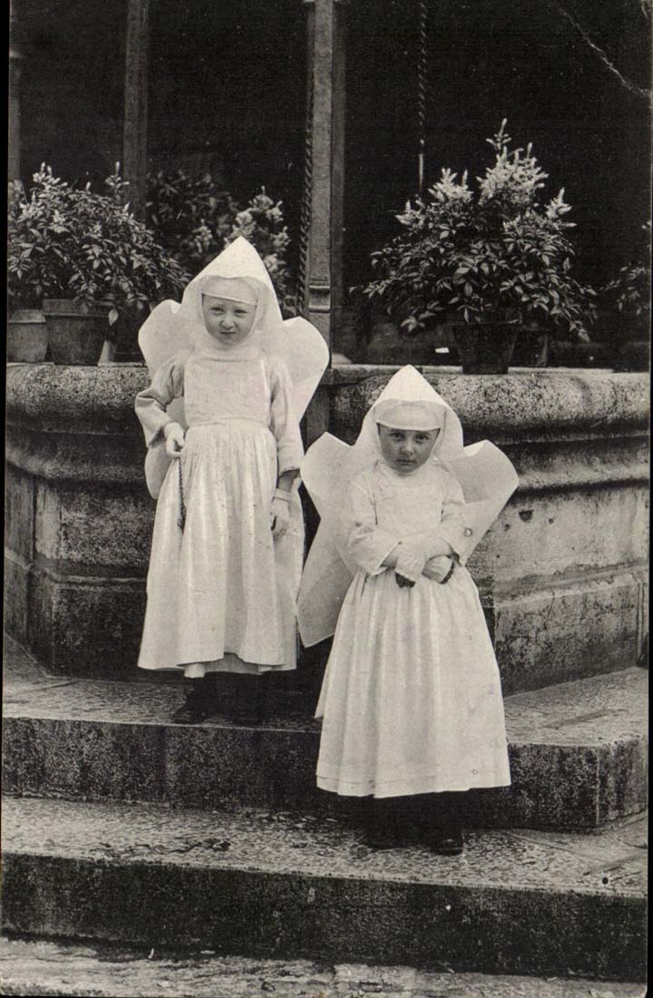 Deux enfants en costume d'ange — Boudres-la-Neuve, France — Carte postale
