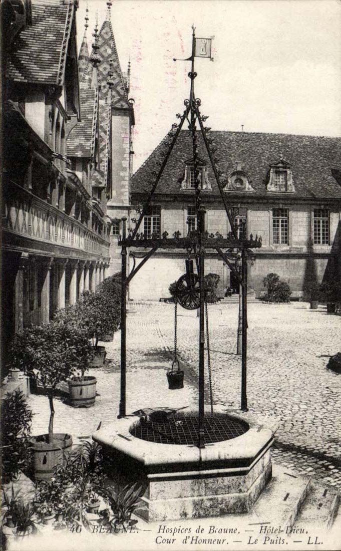 Beaune CPA Hospices Hotel Dieu Cour d'honneur