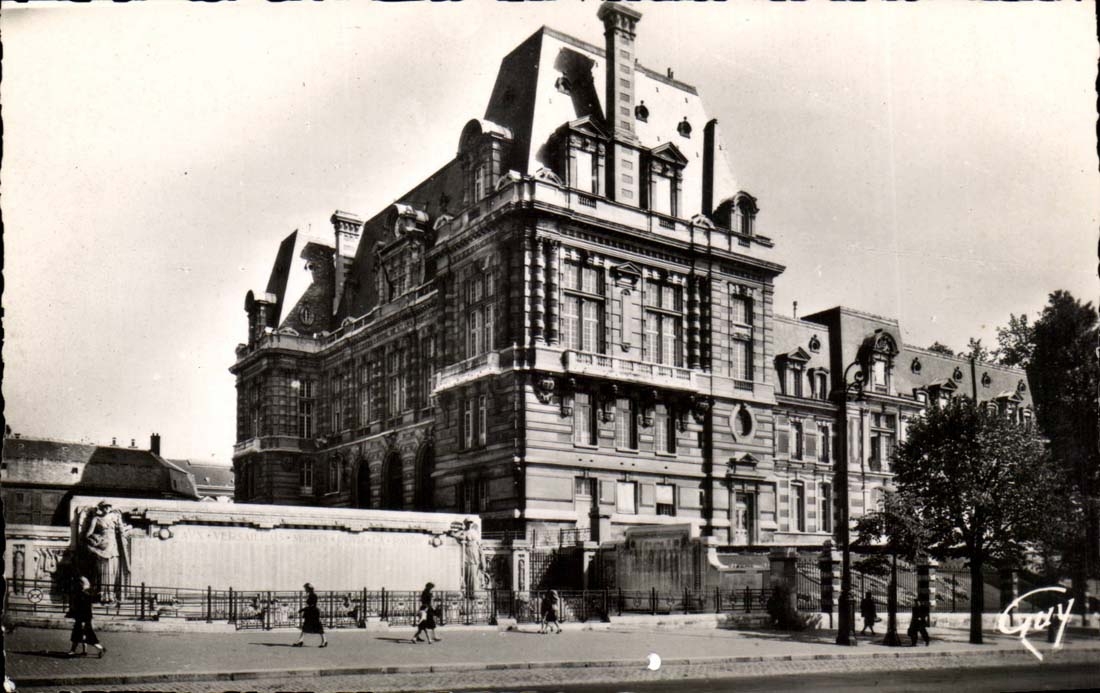 Versailles et ses merveilles CPA L'hotel de vile et a gauche monument aux morts