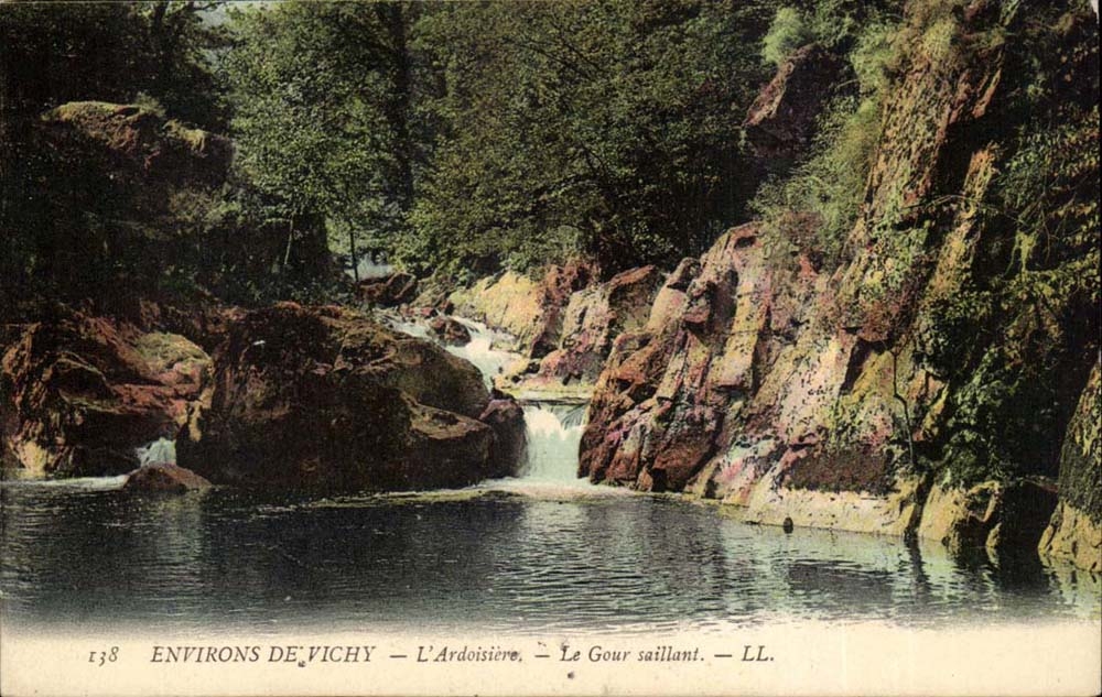 CPA Environs de Vichy L'ardoisiere le Gour saillant