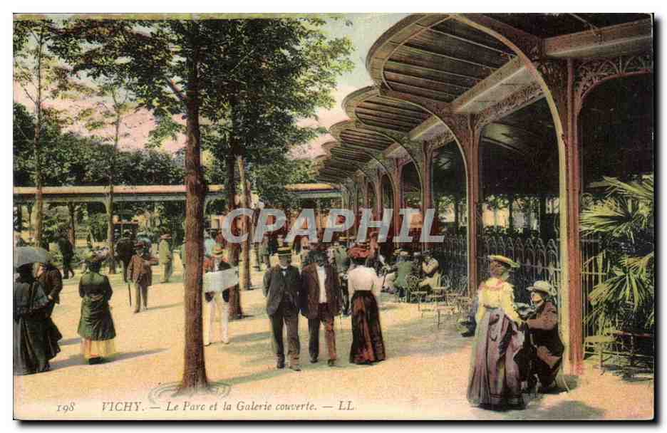 Vichy CPA Le parc et la galerie ouverte (animee)