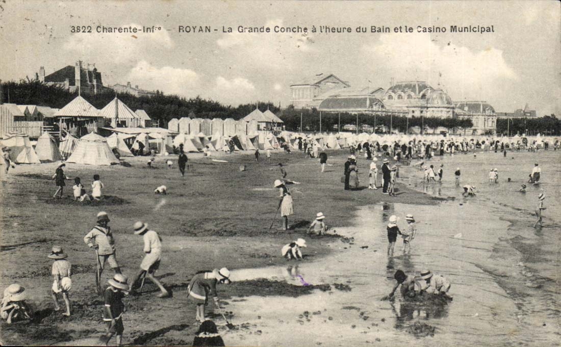 Royan - La Grande Conche à l'heure du Bain et le Casino Municipal