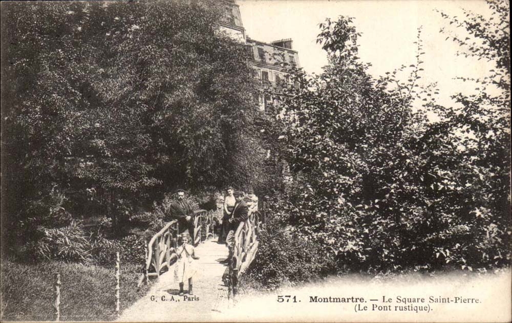 Paris (18eme) CPA Montmartre Le squre Saint Pierre (le pont rustique)