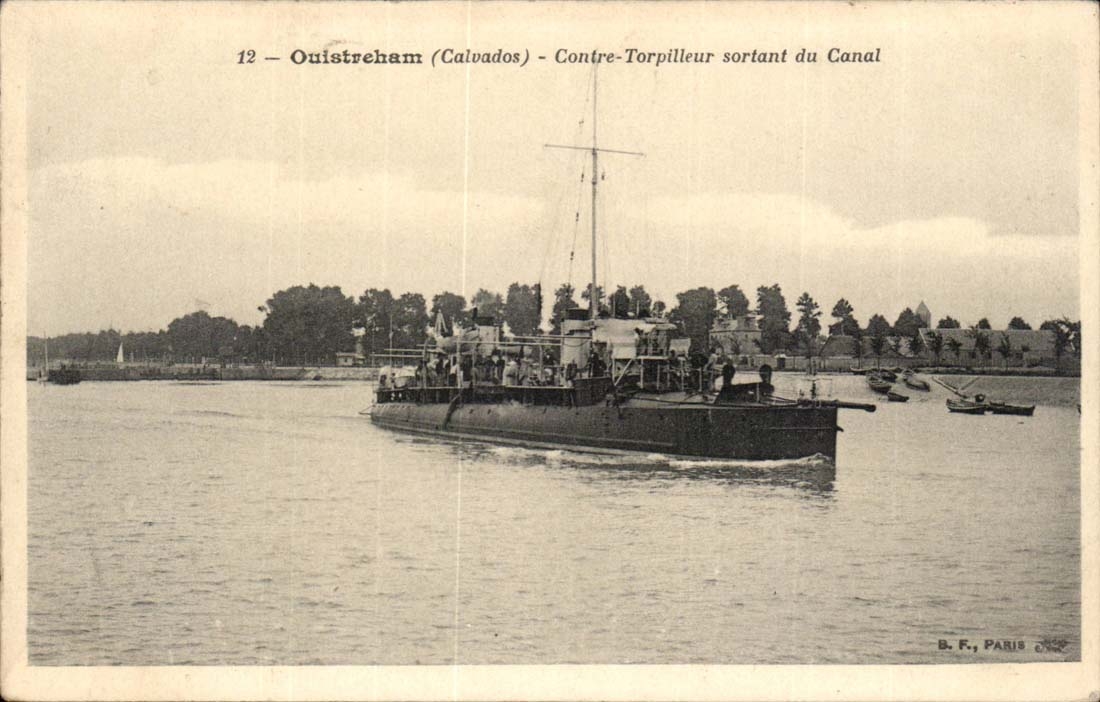 Ouistreham CPA Contre torpilleur sortant du canal (baetau guerre)
