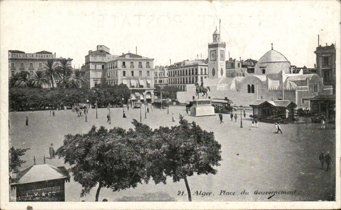 Alger. Place du Gouvernement — vue panoramique avec monument équestre et hôtel de la Régence — éditeur L.V.&C. n°21