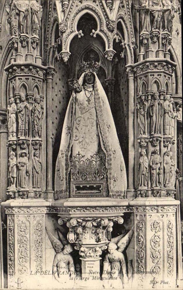 La DElivrande CPA Notre DAme La vierge miraculeuse