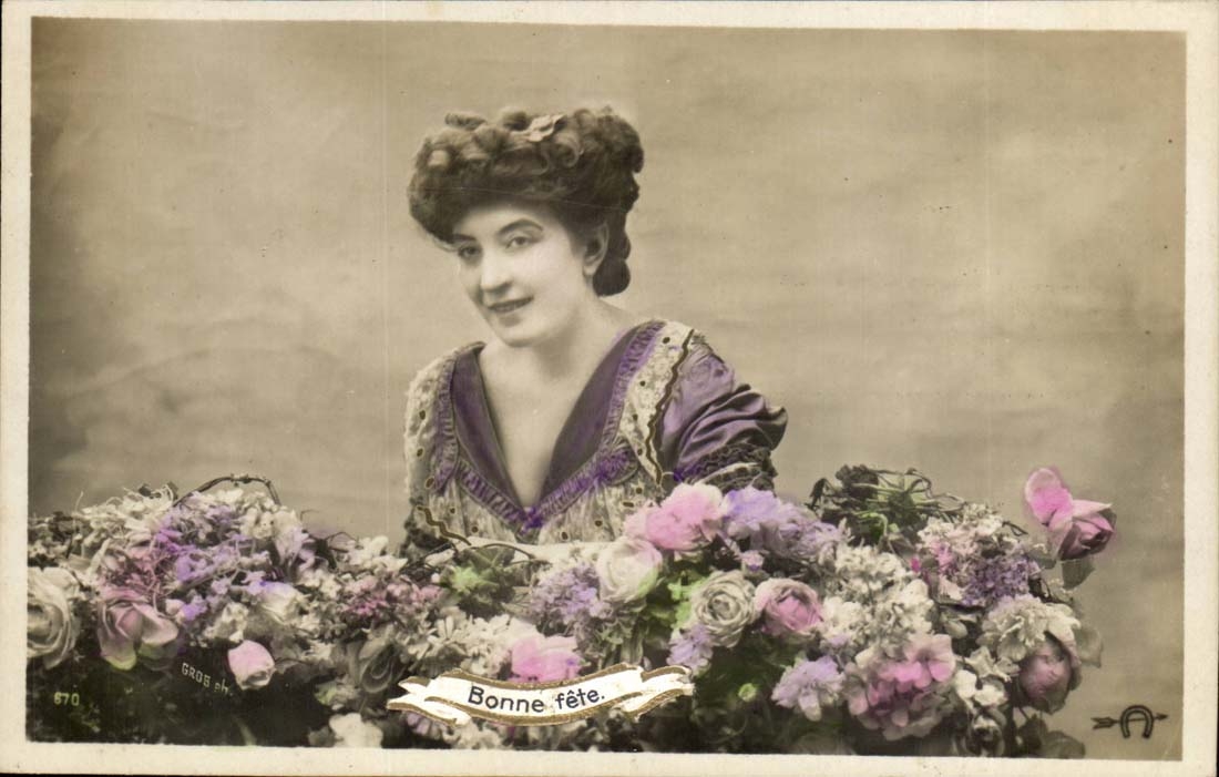 Mujer sonriente rodeada de flores — Feliz cumpleaños — Gras & Cie, n° 670