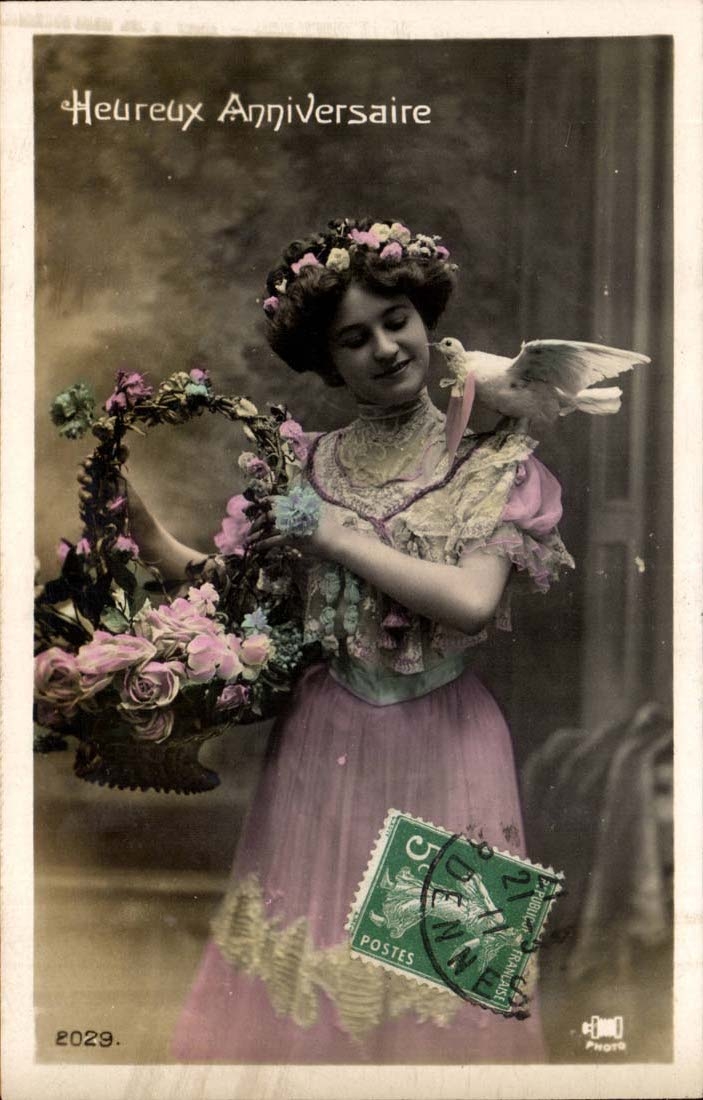 Jeune femme en robe rose tenant un panier de fleurs — 'Heureux Anniversaire' — C. MODO Photo, n°2029