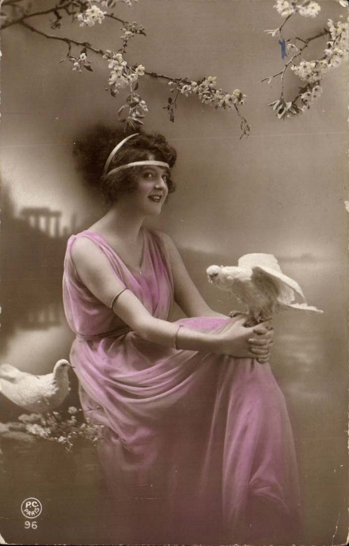 CPA Fantaisie Femme et colombe