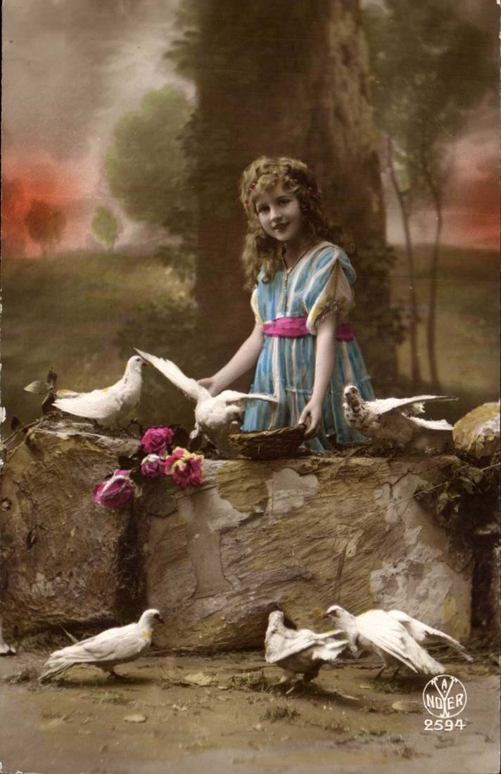 CPA Fantaisie enfant et colombes