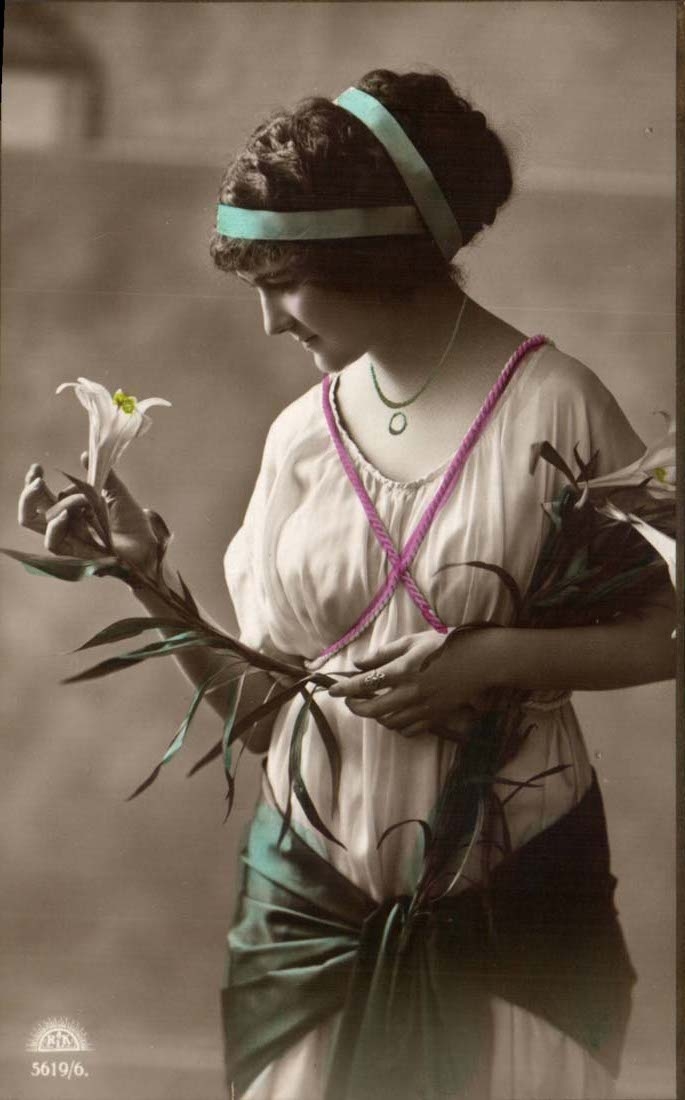 Femme en robe blanche tenant des lys — éditeur E.H. n° 5619/6