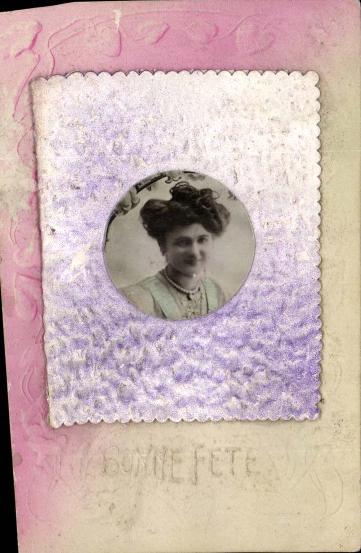 Femme — portrait en médaillon — carte postale décorée