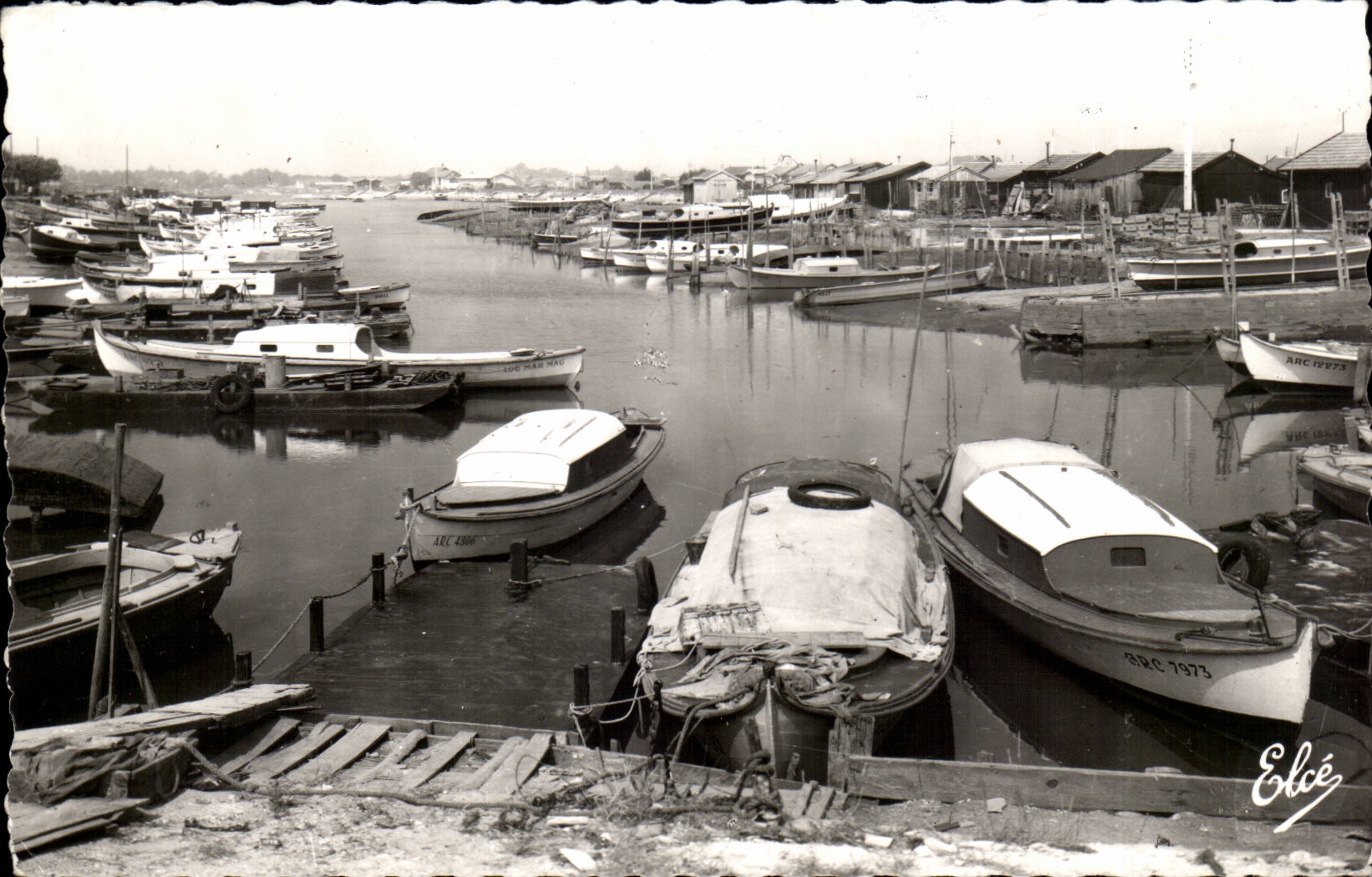 la Teste de Buch CPA Le port et la flotille des pinasses de peche (bateaux)