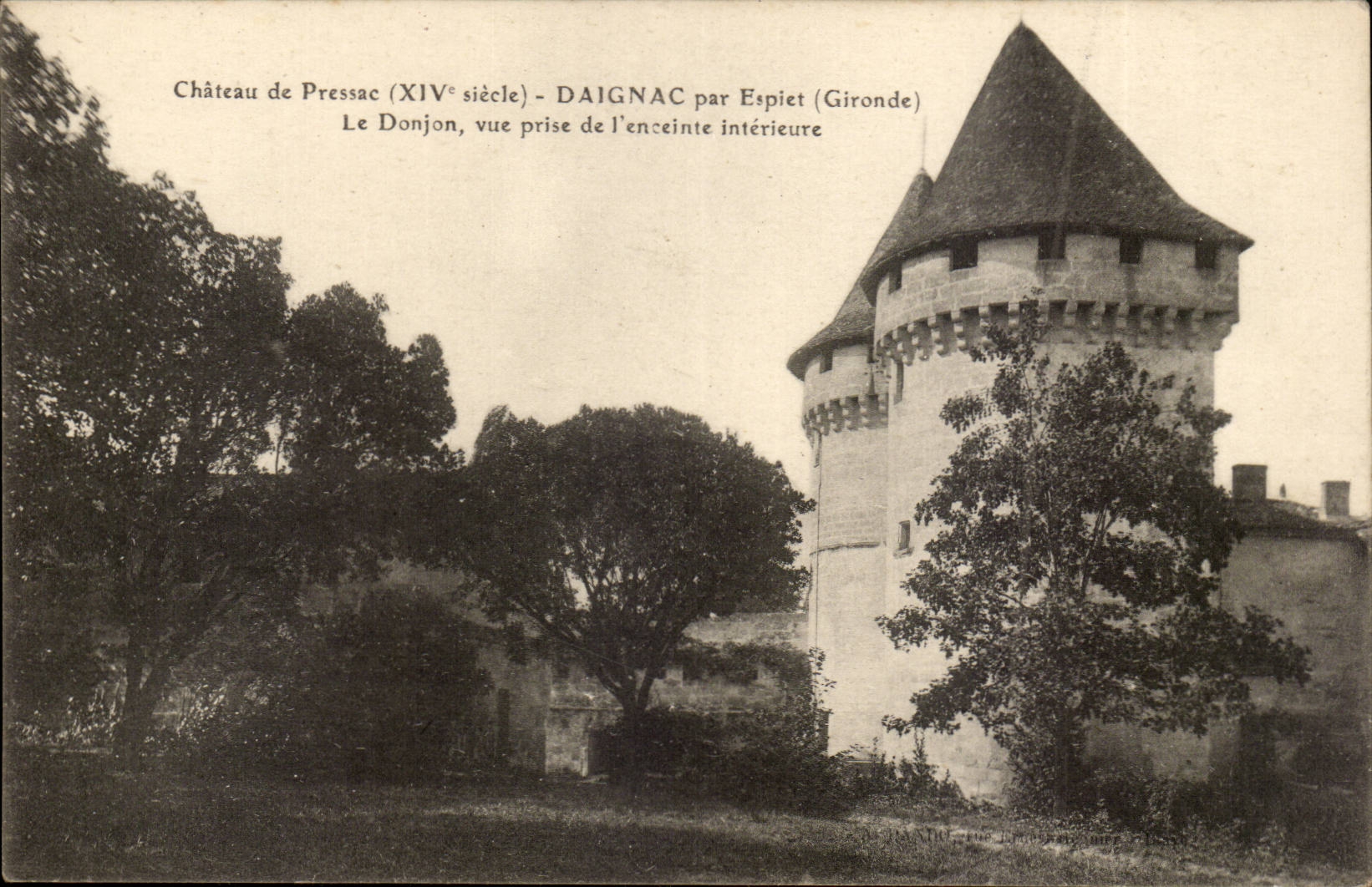 Château de Pressac (XIVe siècle) — Le Donjon, vue prise de l'enceinte intérieure — Daignac par Espiet (Gironde)