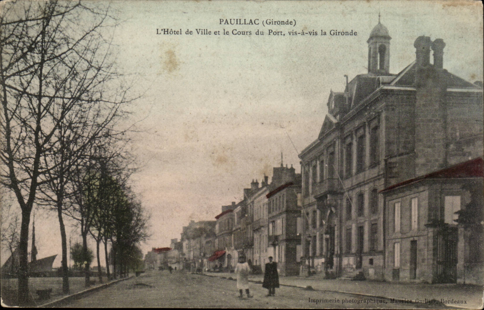 Pauillac CPA L'hotel de ville et le cours du port vis a vis la Gironde