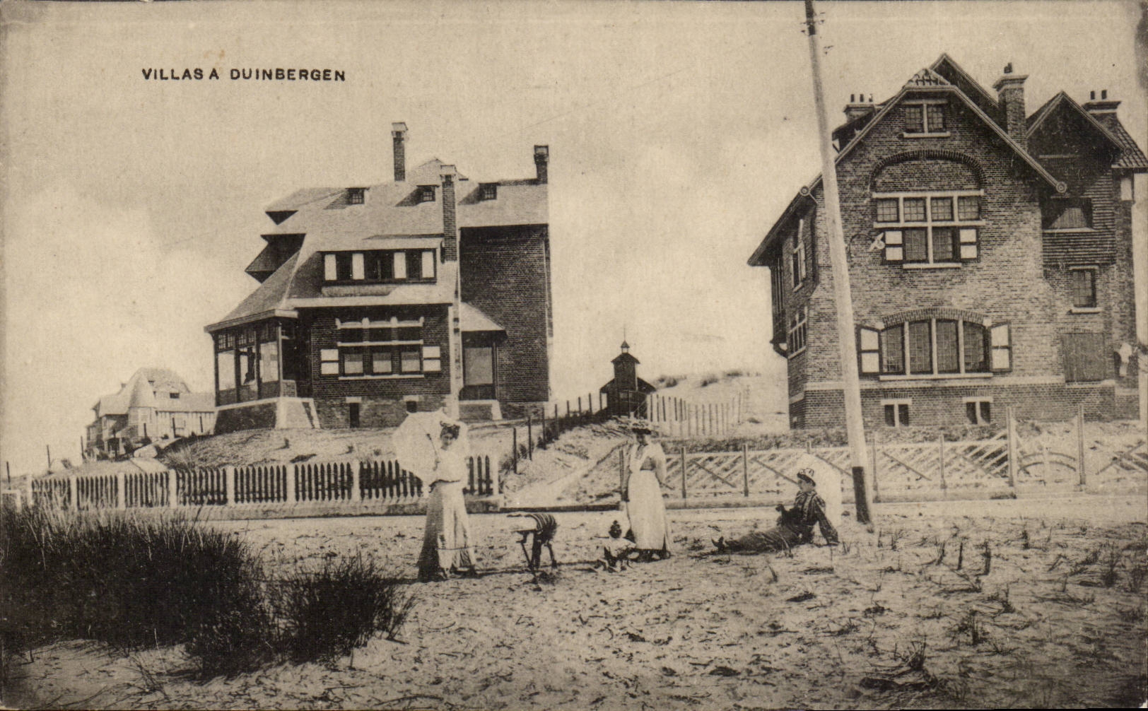 Villas à Duinbergen — Vue de villas côtières avec personnes et chien — éditeur non identifié