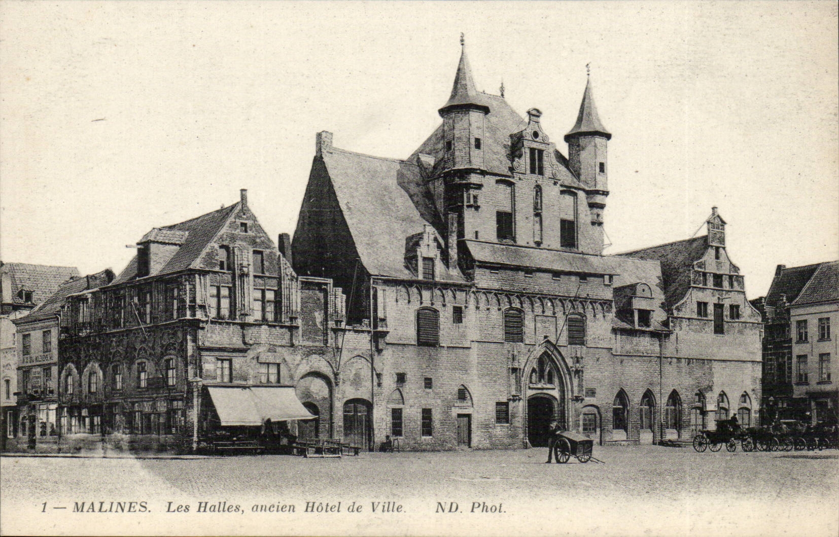 Malines — Les Halles, ancien Hôtel de Ville — ND. Phot.