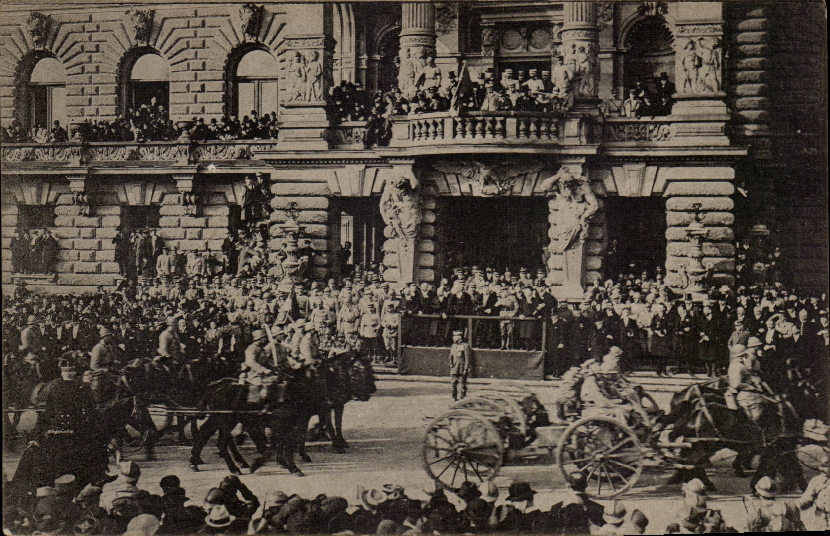 Le général Gourrod passant en revue les troupes françaises à Strasbourg — 22 novembre 1918 — Maison d'édition d'Art miscien, Strasbourg, rue Gustave Doré