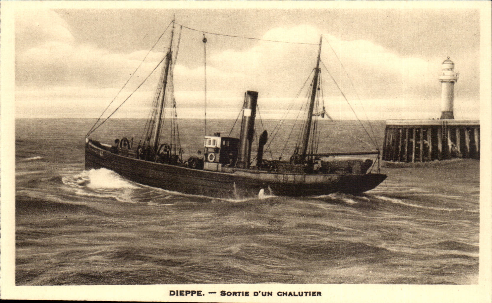 Dieppe CPA Sortie d'un chalutier (bateau boat)