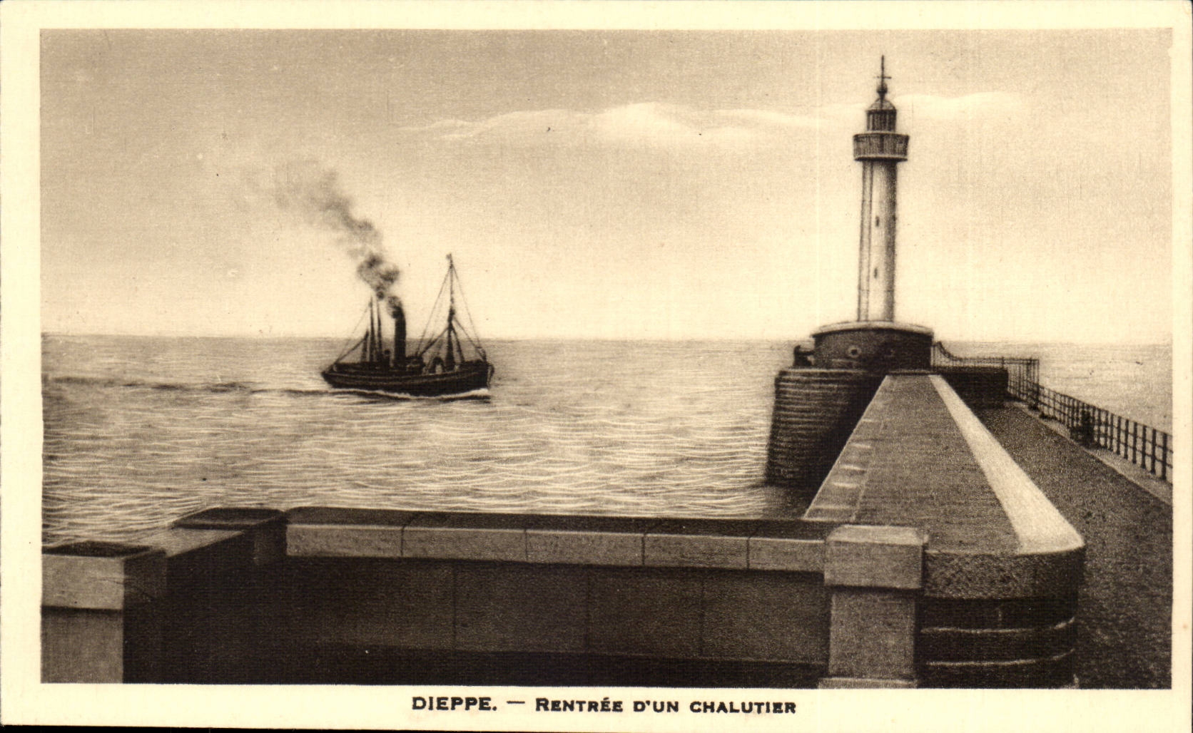 Dieppe CPA Rentree d'un chalutier (phare lighthouse)