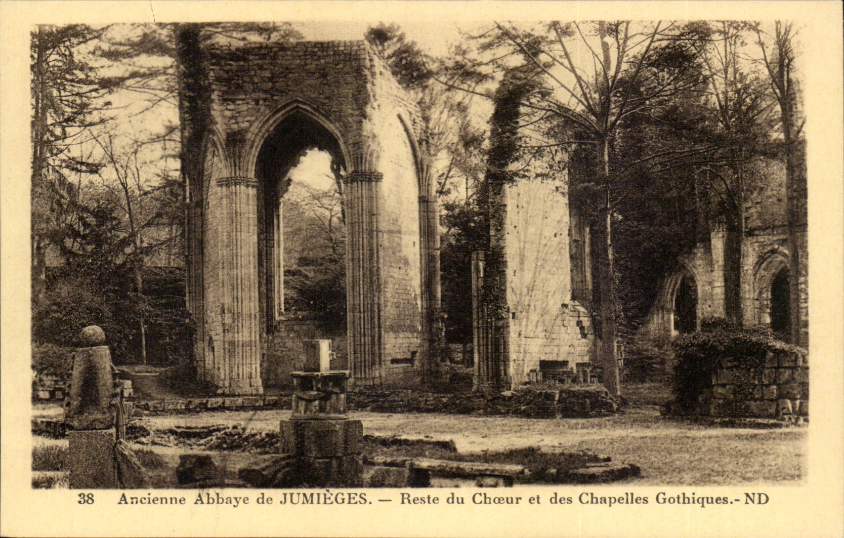 CPA Ancienne abbaye de Jumieges Reste du choeur et des chapelles gothiques