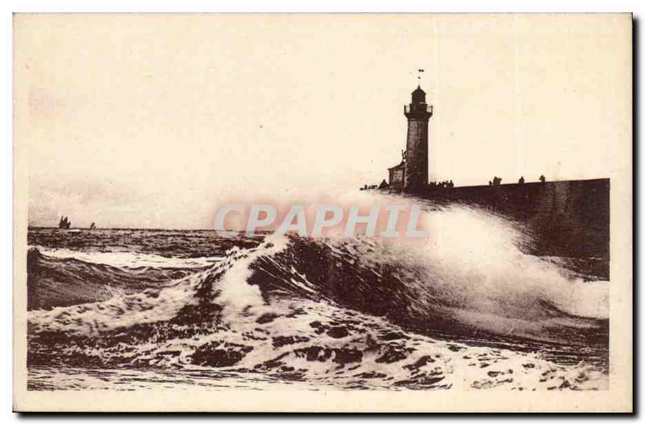 Le Treport CPA La jetee un jour de tempete (phare lighthouse)