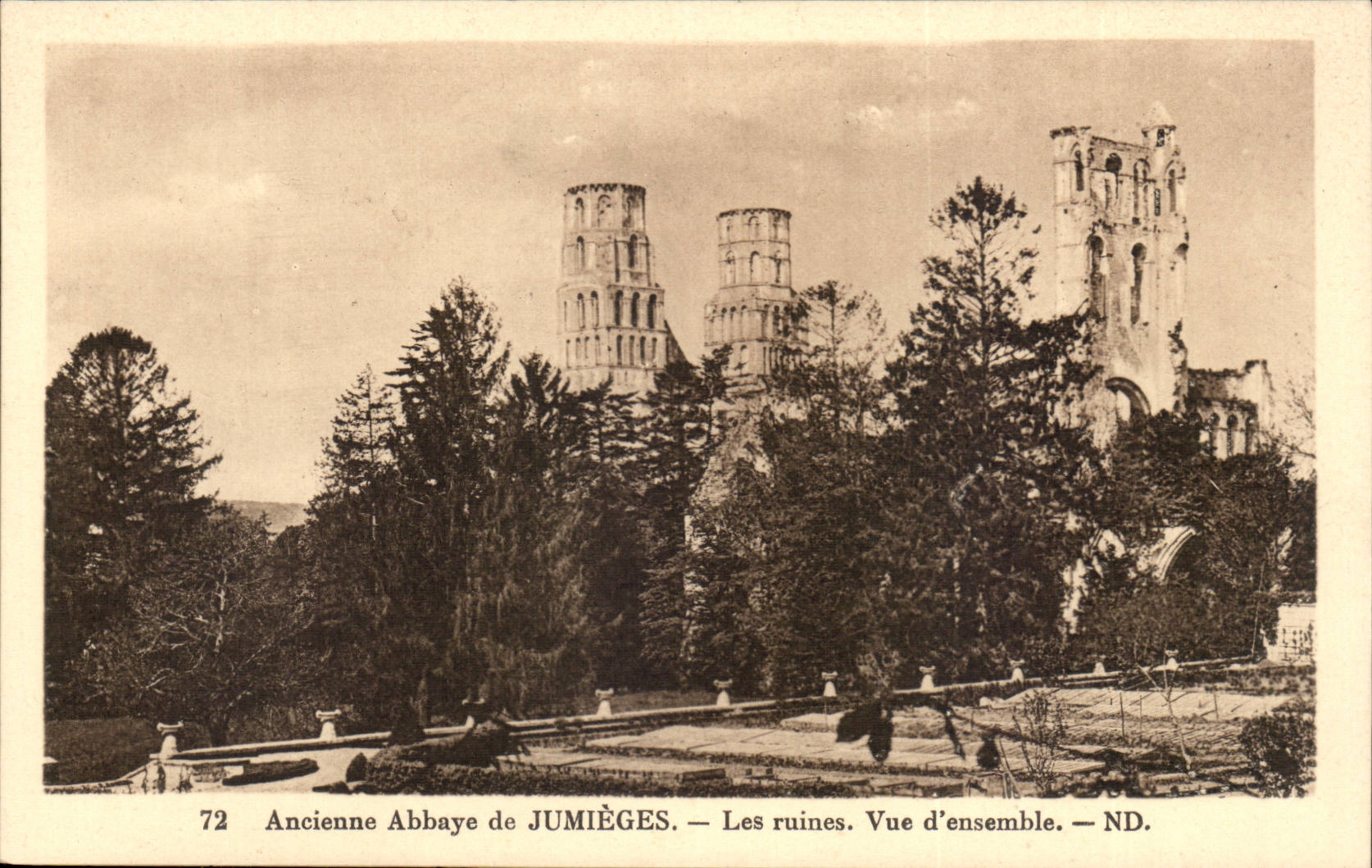 CPA Ancienne abbaye de Jumieges Les ruines Vue d'ensemble