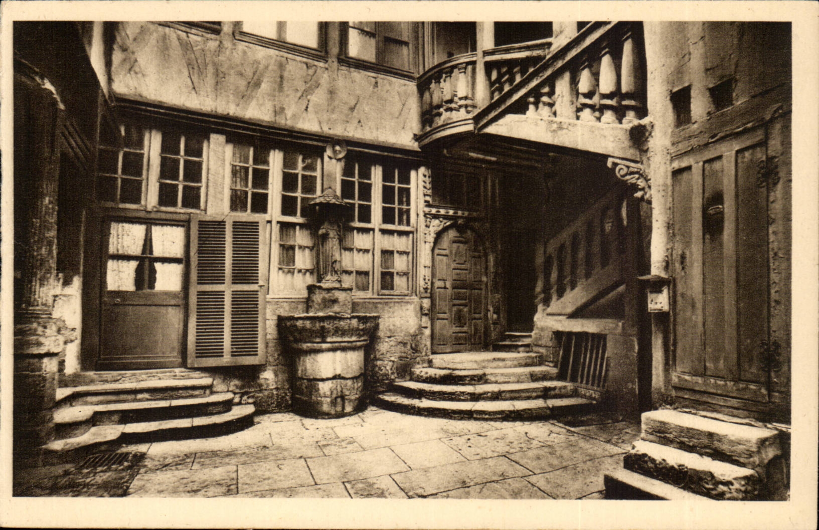 Rouen CPA Cour interieure du 16eme Rue du petit salut