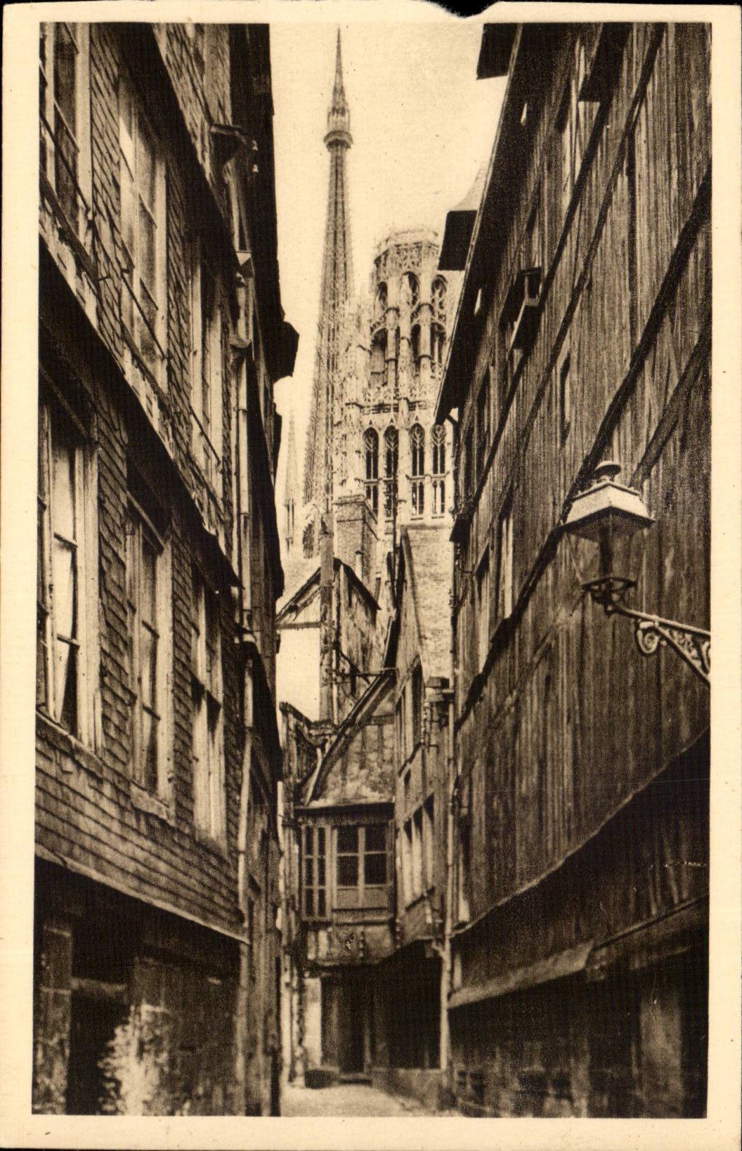 Rouen CPA vieille rue Au fond la cathedrale
