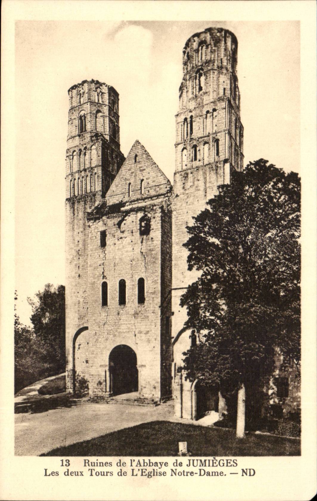 CPA Ruines de l'abbaye de Jumieges Les deux tours de l'eglise Notre DAme