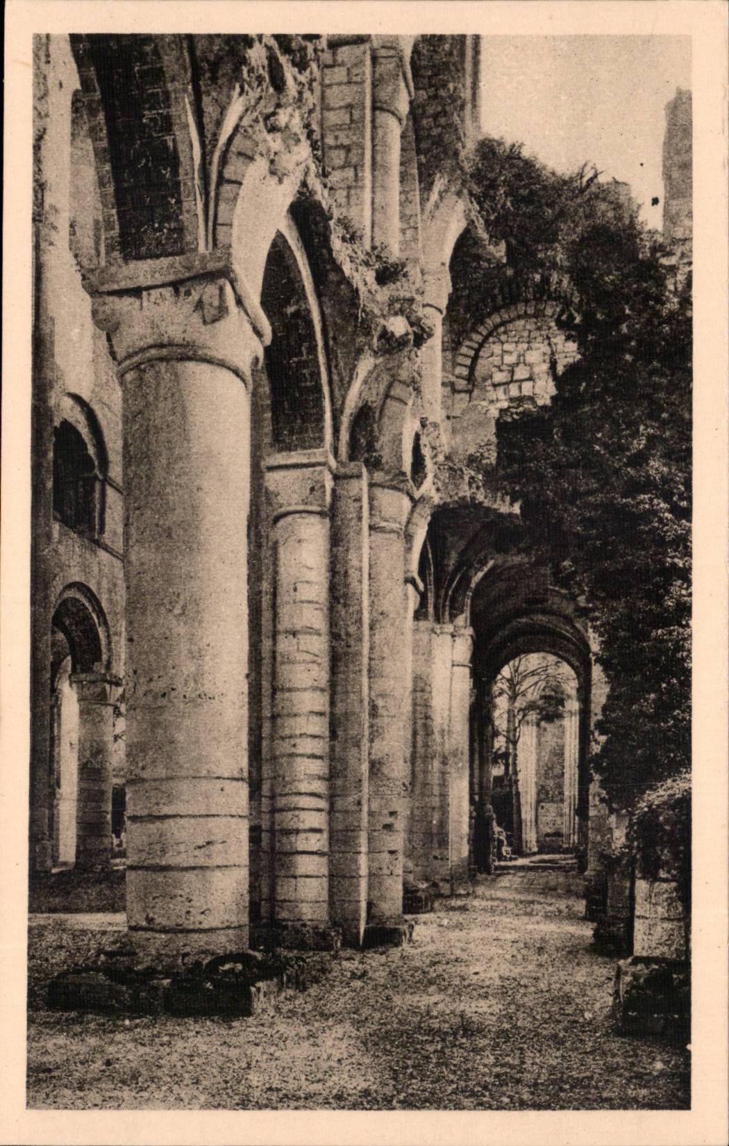 CPA Ruines de l'abbaye de Jumieges Bas cote sud