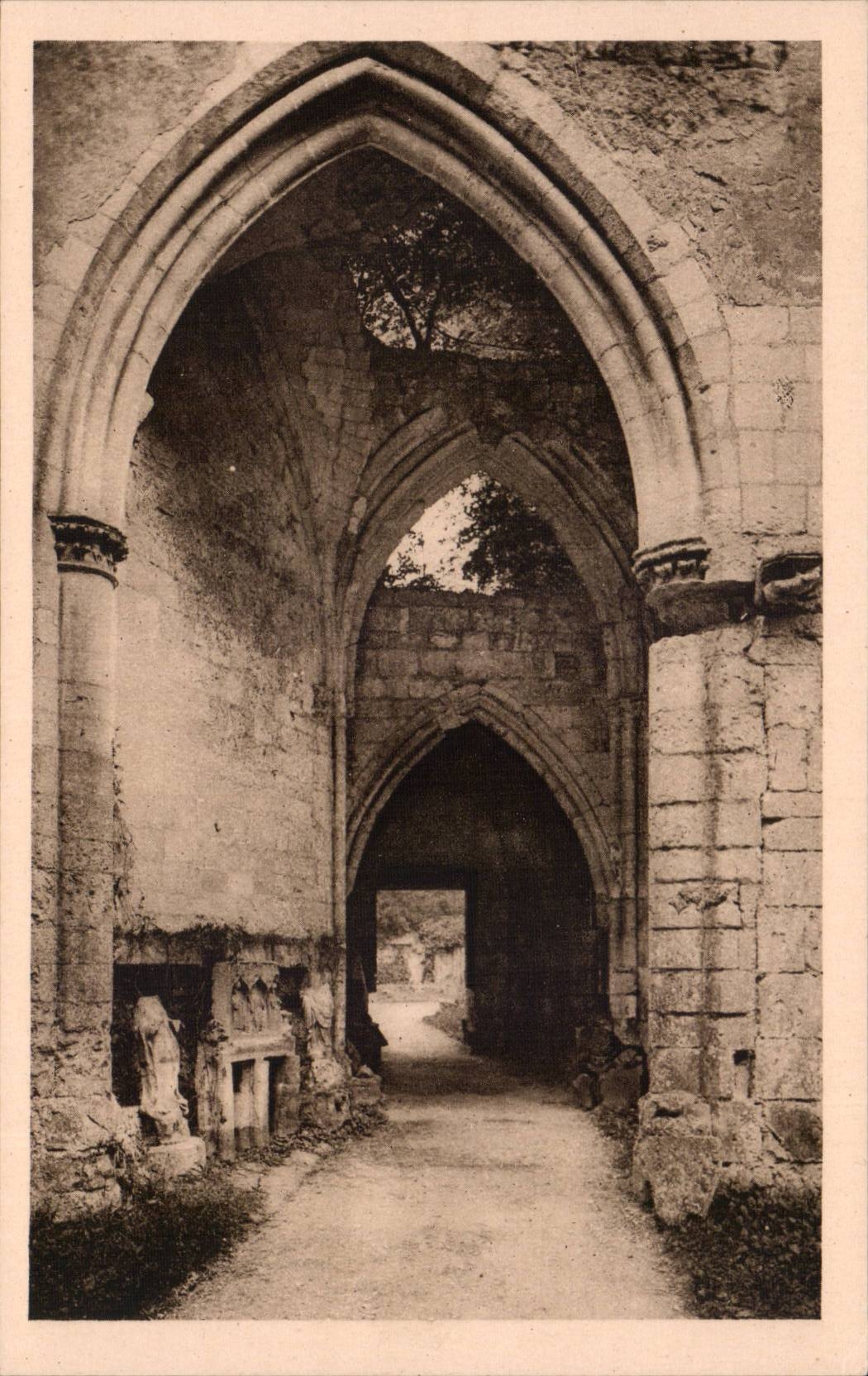 CPA Ancienne abbaye de Jumieges Le passage Charles VII