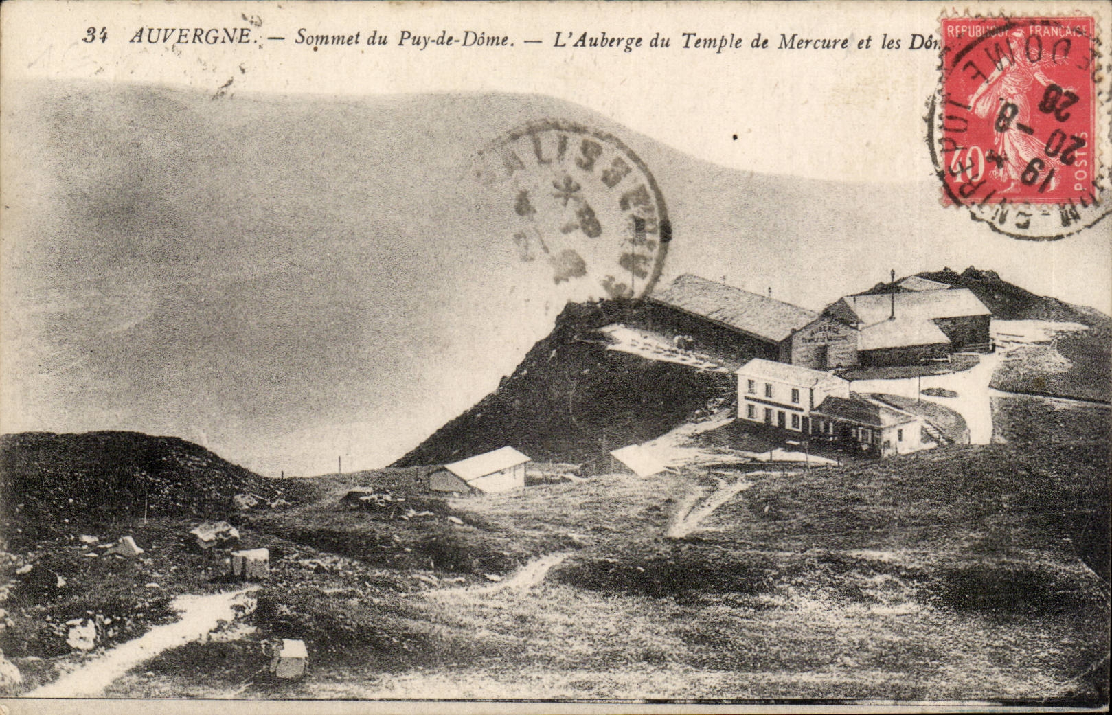 Auvergne — Sommet du Puy-de-Dôme — L'Auberge du Temple de Mercure et les Dômes