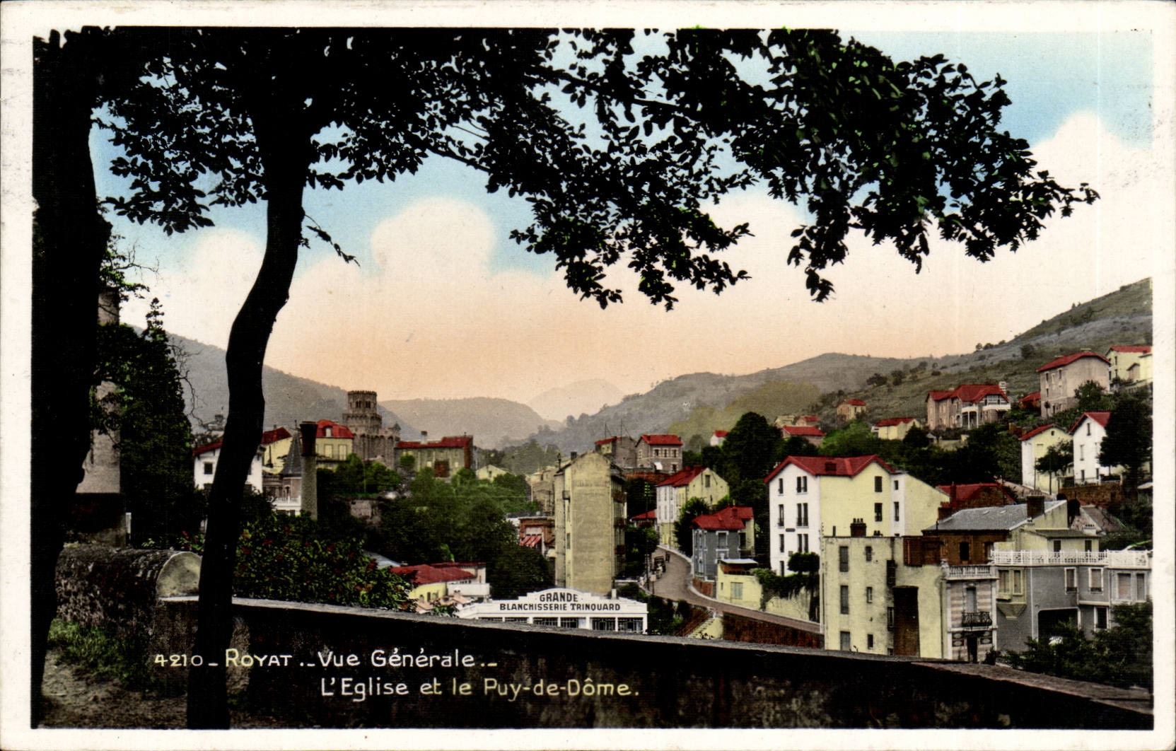 Royat CPA Vue generale L'eglise et le Puy de Dome