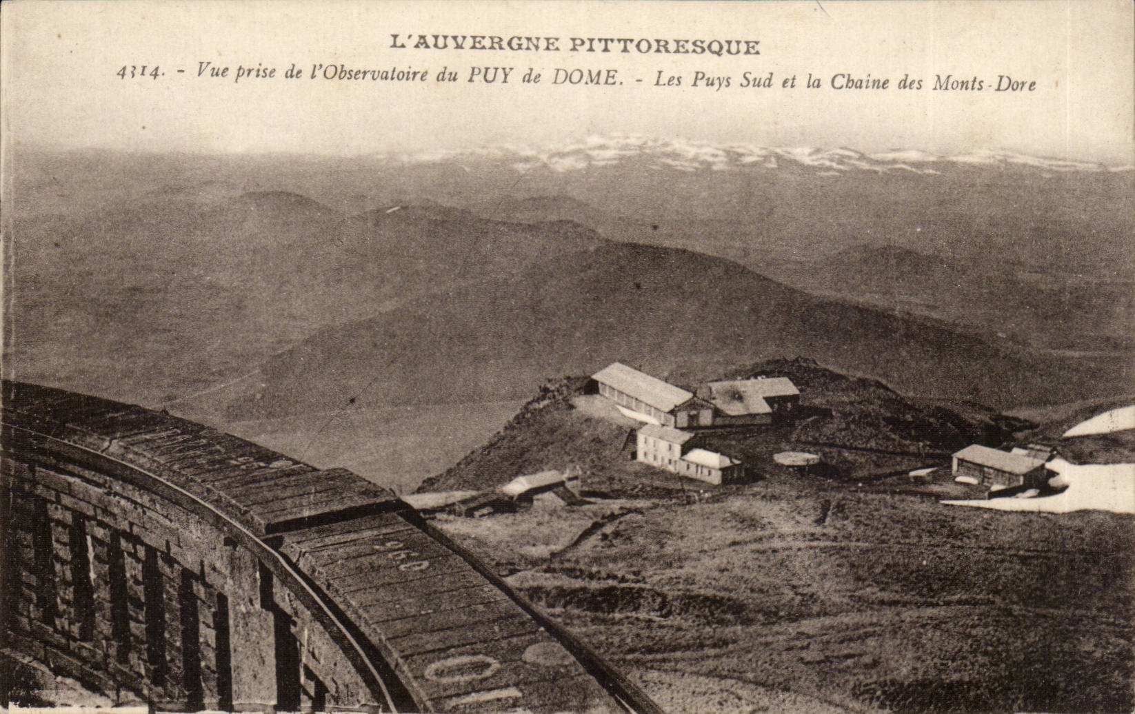 CPA Vue prise de l'observatoire du Puy de Dome Les Puys sud et la chaine des Monts Dore