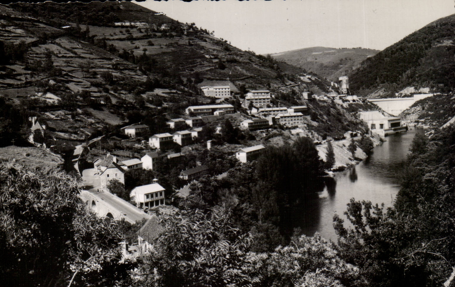 Environs d'Entraygues s\ Truyeres - vue Cite et Barrage de Couesque CPA 
